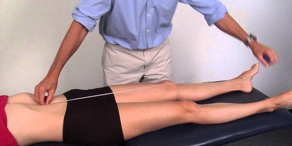 o que causa discrepância no comprimento das pernas e quais são seus sinais de sintomas