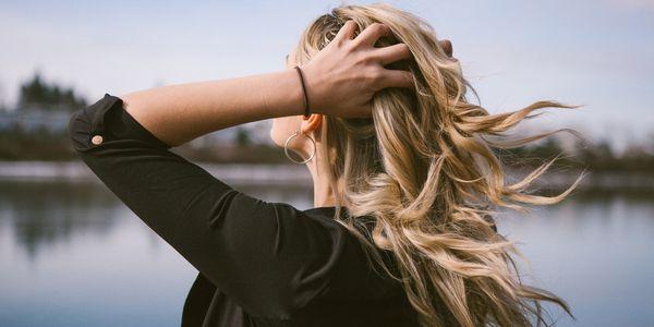 benefícios incríveis do óleo de tamanu para preservar a saúde do seu cabelo