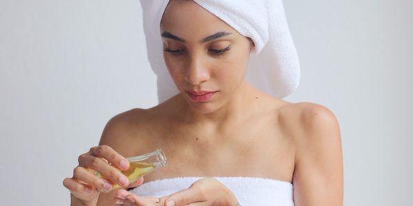 benefícios notáveis do óleo de cártamo para a saúde da pele e dos cabelos
